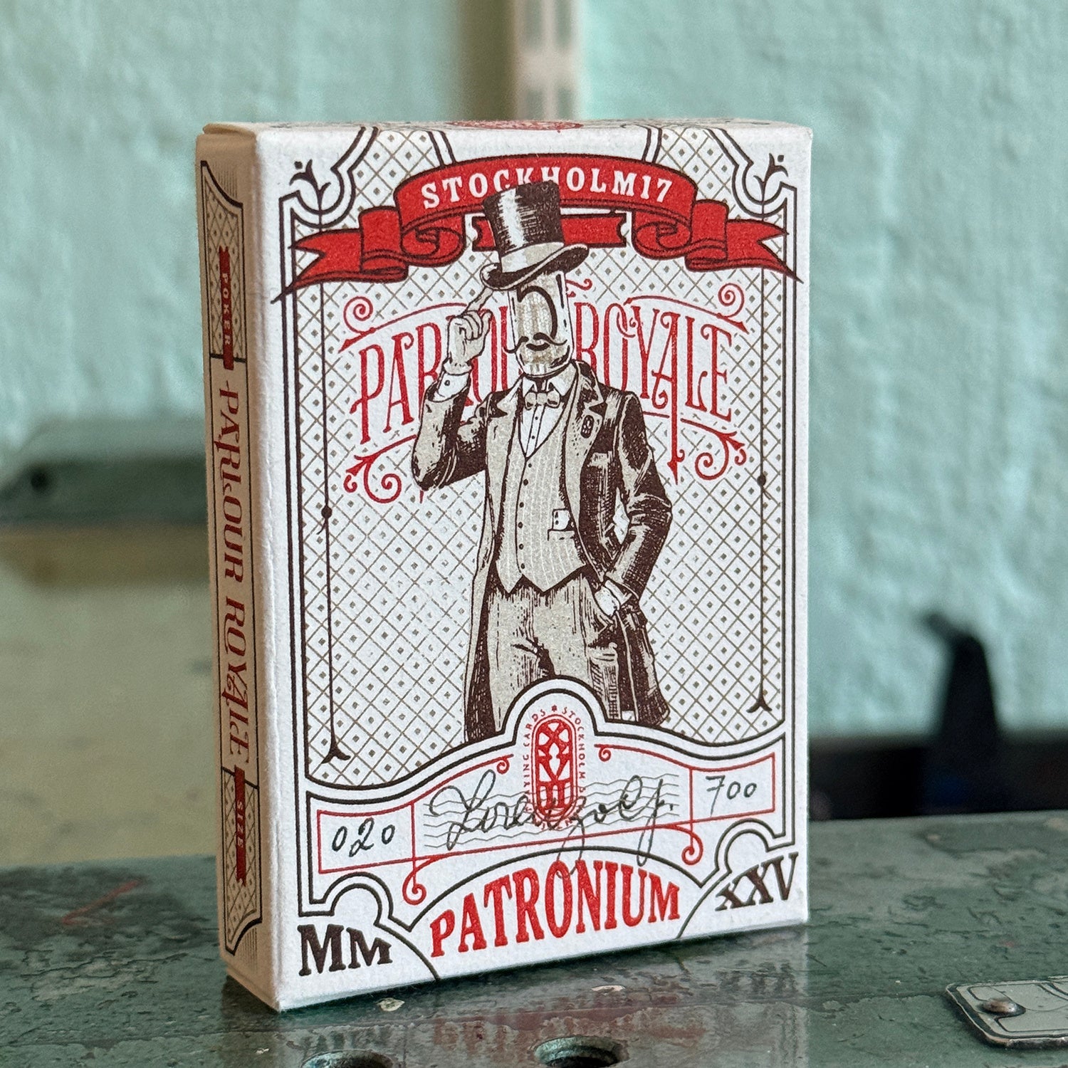 The Parlour Royale Patronium LTD700 (signature on tuckbox)